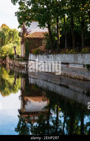 Einblicke entlang der Promenade, die sich entlang des Naviglio Grande in Robecco sul Naviglio, Mailand, Lombardei, Italien schlängelt Stockfoto