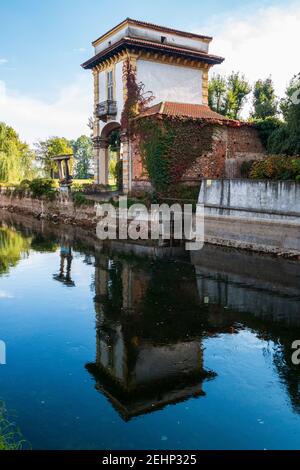 Einblicke entlang der Promenade, die sich entlang des Naviglio Grande in Robecco sul Naviglio, Mailand, Lombardei, Italien schlängelt Stockfoto