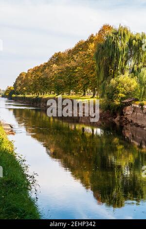 Einblicke entlang der Promenade, die sich entlang des Naviglio Grande in Robecco sul Naviglio, Mailand, Lombardei, Italien schlängelt Stockfoto
