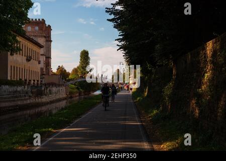 Einblicke entlang der Promenade, die sich entlang des Naviglio Grande in Robecco sul Naviglio, Mailand, Lombardei, Italien schlängelt Stockfoto