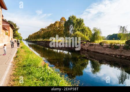 Einblicke entlang der Promenade, die sich entlang des Naviglio Grande in Robecco sul Naviglio, Mailand, Lombardei, Italien schlängelt Stockfoto