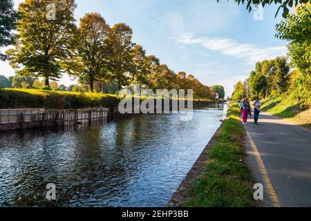 Einblicke entlang der Promenade, die sich entlang des Naviglio Grande in Robecco sul Naviglio, Mailand, Lombardei, Italien schlängelt Stockfoto
