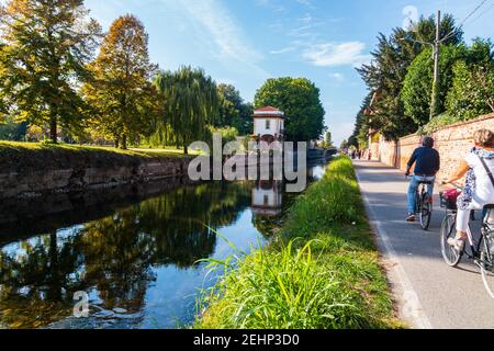 Einblicke entlang der Promenade, die sich entlang des Naviglio Grande in Robecco sul Naviglio, Mailand, Lombardei, Italien schlängelt Stockfoto