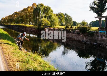 Einblicke entlang der Promenade, die sich entlang des Naviglio Grande in Robecco sul Naviglio, Mailand, Lombardei, Italien schlängelt Stockfoto