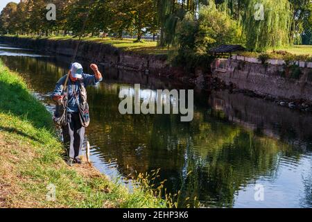 Einblicke entlang der Promenade, die sich entlang des Naviglio Grande in Robecco sul Naviglio, Mailand, Lombardei, Italien schlängelt Stockfoto