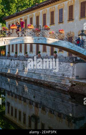 Einblicke entlang der Promenade, die sich entlang des Naviglio Grande in Robecco sul Naviglio, Mailand, Lombardei, Italien schlängelt Stockfoto