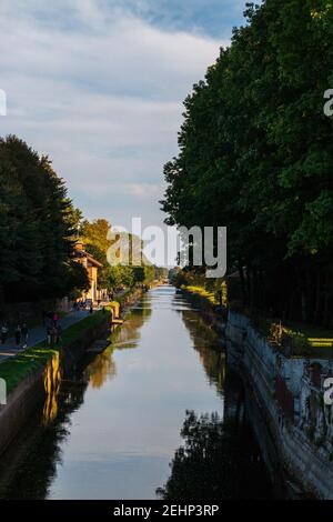 Einblicke entlang der Promenade, die sich entlang des Naviglio Grande in Robecco sul Naviglio, Mailand, Lombardei, Italien schlängelt Stockfoto