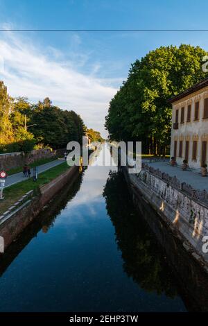 Einblicke entlang der Promenade, die sich entlang des Naviglio Grande in Robecco sul Naviglio, Mailand, Lombardei, Italien schlängelt Stockfoto