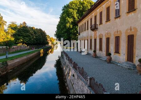 Einblicke entlang der Promenade, die sich entlang des Naviglio Grande in Robecco sul Naviglio, Mailand, Lombardei, Italien schlängelt Stockfoto
