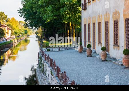 Einblicke entlang der Promenade, die sich entlang des Naviglio Grande in Robecco sul Naviglio, Mailand, Lombardei, Italien schlängelt Stockfoto