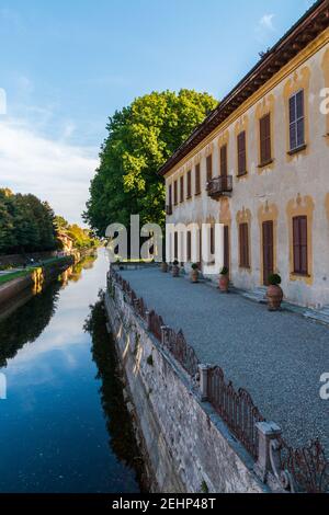 Einblicke entlang der Promenade, die sich entlang des Naviglio Grande in Robecco sul Naviglio, Mailand, Lombardei, Italien schlängelt Stockfoto