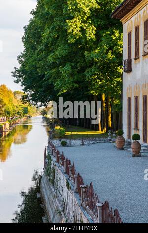 Einblicke entlang der Promenade, die sich entlang des Naviglio Grande in Robecco sul Naviglio, Mailand, Lombardei, Italien schlängelt Stockfoto