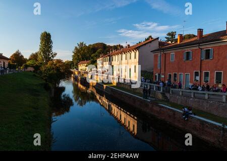 Einblicke entlang der Promenade, die sich entlang des Naviglio Grande in Robecco sul Naviglio, Mailand, Lombardei, Italien schlängelt Stockfoto