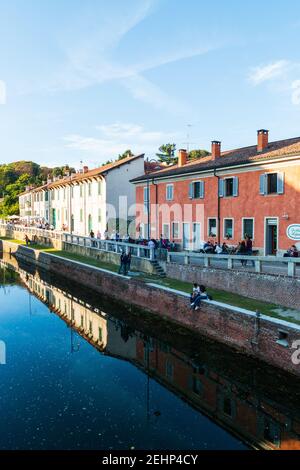 Einblicke entlang der Promenade, die sich entlang des Naviglio Grande in Robecco sul Naviglio, Mailand, Lombardei, Italien schlängelt Stockfoto