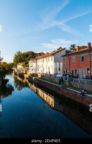 Einblicke entlang der Promenade, die sich entlang des Naviglio Grande in Robecco sul Naviglio, Mailand, Lombardei, Italien schlängelt Stockfoto
