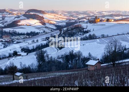 Sonnenuntergang auf dem Castello di La Volta im Winter von La Morra. Barolo, Weinregion Barolo, Langhe, Piemont, Italien, Europa. Stockfoto