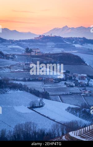 Winteruntergang im Dorf La Morra von Serralunga d'Alba aus gesehen. Langhe, Bezirk Cuneo, Piemont, Italien. Stockfoto
