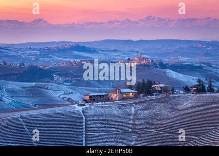 Blick auf die Stadt und das Schloss von Castiglione Falletto von Serralunga d'Alba bei Sonnenuntergang im Winter. Langhe, Bezirk Cuneo, Piemont, Italien. Stockfoto