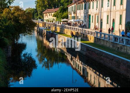 Einblicke entlang der Promenade, die sich entlang des Naviglio Grande in Robecco sul Naviglio, Mailand, Lombardei, Italien schlängelt Stockfoto