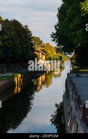 Einblicke entlang der Promenade, die sich entlang des Naviglio Grande in Robecco sul Naviglio, Mailand, Lombardei, Italien schlängelt Stockfoto