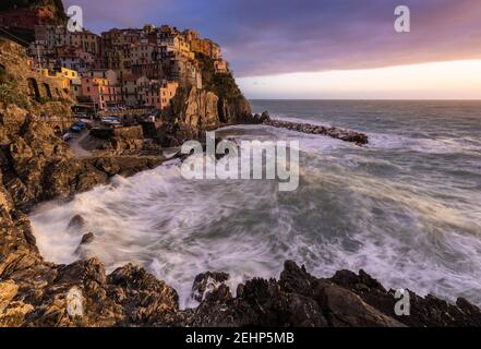 Das kleine Dorf Manarola bei Sonnenuntergang nach einem Sturm. Cinque Terre, Bezirk La Spezia, Ligurien, Italien. Stockfoto