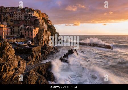 Das kleine Dorf Manarola bei Sonnenuntergang nach einem Sturm. Cinque Terre, Bezirk La Spezia, Ligurien, Italien. Stockfoto