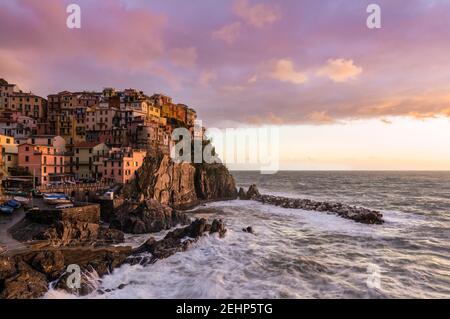 Das kleine Dorf Manarola bei Sonnenuntergang nach einem Sturm. Cinque Terre, Bezirk La Spezia, Ligurien, Italien. Stockfoto