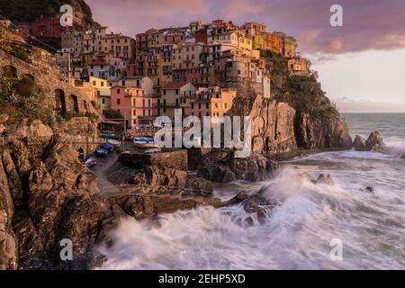 Das kleine Dorf Manarola bei Sonnenuntergang nach einem Sturm. Cinque Terre, Bezirk La Spezia, Ligurien, Italien. Stockfoto