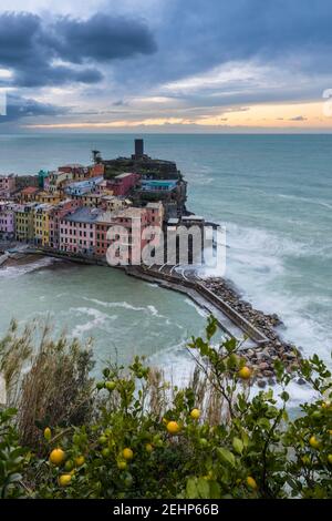 Sonnenaufgang über dem Meer Dorf Vernazza, Nationalpark Cinque Terre, Provinz La Spezia, Ligurien, Italien. Stockfoto