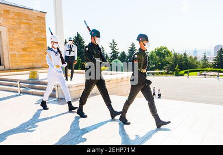 ANKARA, TÜRKEI - 3. SEPTEMBER 2020: Türkische Soldaten gehen in Anitkabir zum Wachwechsel. Anitkabir ist das Mausoleum von Mustafa Kemal Ataturk. Stockfoto