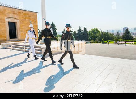 ANKARA, TÜRKEI - 3. SEPTEMBER 2020: Türkische Soldaten gehen in Anitkabir zum Wachwechsel. Anitkabir ist das Mausoleum von Mustafa Kemal Ataturk. Stockfoto