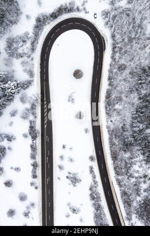 Winter Schnee kurvenreiche Straße Serpentine Saison Luftbild in der Nähe Albstadt Hochformat Drohne Stockfoto