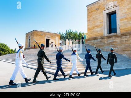 ANKARA, TÜRKEI - 3. SEPTEMBER 2020: Türkische Soldaten gehen in Anitkabir zum Wachwechsel. Anitkabir ist das Mausoleum von Mustafa Kemal Ataturk. Stockfoto