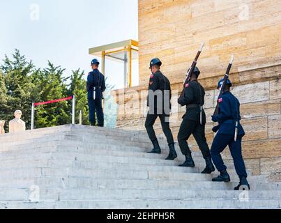 ANKARA, TÜRKEI - 3. SEPTEMBER 2020: Türkische Soldaten gehen in Anitkabir zum Wachwechsel. Anitkabir ist das Mausoleum von Mustafa Kemal Ataturk. Stockfoto