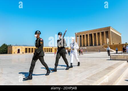 ANKARA, TÜRKEI - 3. SEPTEMBER 2020: Türkische Soldaten gehen in Anitkabir zum Wachwechsel. Anitkabir ist das Mausoleum von Mustafa Kemal Ataturk. Stockfoto