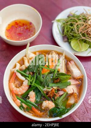 Beliebte und leckere Vietnam Meeresfrüchte Nudeln Suppe - Bun Mam Nudeln. Hochwertige Fotos Stockfoto