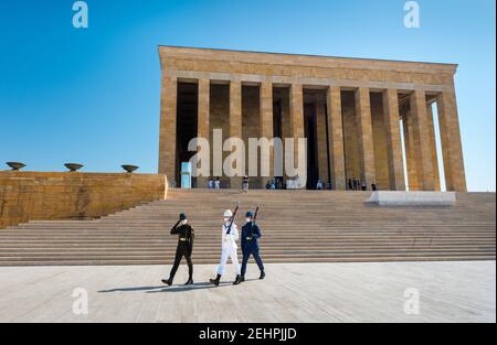 ANKARA, TÜRKEI - 3. SEPTEMBER 2020: Türkische Soldaten gehen in Anitkabir zum Wachwechsel. Anitkabir ist das Mausoleum von Mustafa Kemal Ataturk. Stockfoto