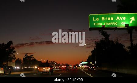 Blick aus dem Auto. Los Angeles belebte Autobahn bei Nacht. Massive Interstate Highway Road in Kalifornien, USA. Schnelles Auto auf Expressway-Fahrspuren. Stockfoto