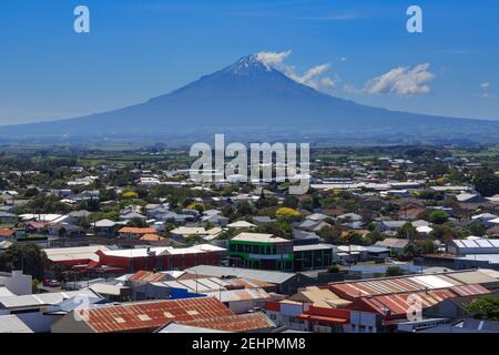 Luftaufnahme der Stadt Hawera, Neuseeland, mit Mount Taranaki am Horizont Stockfoto