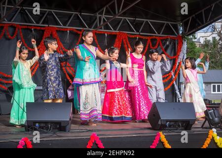 Eine Gruppe von Kindern in traditioneller indischer Kleidung auf der Bühne während Diwali Festival Feiern in Tauranga, Neuseeland Stockfoto