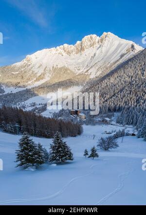 Die Skipisten vor dem Presolana-Massiv bei Sonnenaufgang. Presolana Pass, Castione della Presolana, Seriana Valley, Bergamo Provinz, Lombardei, Italien. Stockfoto