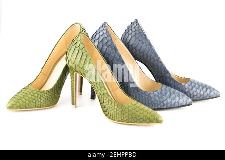Zwei Paar stylische Schuhe aus Python-Leder mit hohen Absätzen auf weißem Hintergrund. Stockfoto
