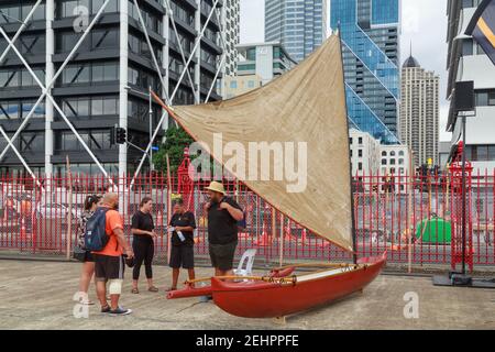 Ein kleines polynesisches Auslegerkanu, das während des Tamaki Herenga Waka Festivals der Maori-Kultur in Auckland, Neuseeland, ausgestellt wird Stockfoto