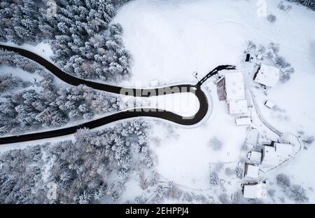 Luftaufnahme der Straße des Presolana Passes nach einem Winterschnee. Presolana Pass, Colere, Seriana Valley, Bergamo Provinz, Lombardei, Italien. Stockfoto