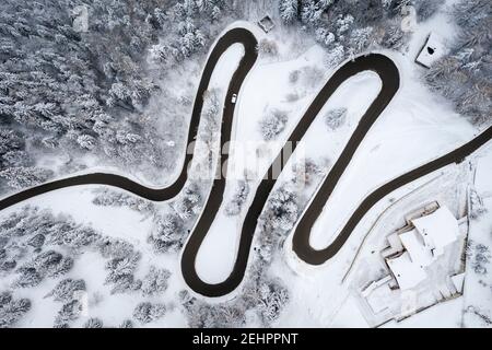 Luftaufnahme der Straße des Presolana Passes nach einem Winterschnee. Presolana Pass, Colere, Seriana Valley, Bergamo Provinz, Lombardei, Italien. Stockfoto