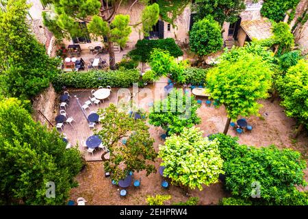 Luftaufnahme eines Gartens voller Grün Stockfoto