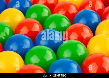 Viele bunte Plastikkugeln als Hintergrund. Stockfoto
