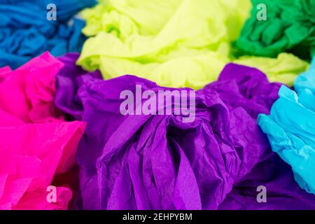 Zerknittertes buntes Krepppapier als Hintergrund. Stockfoto