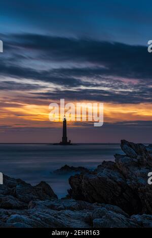 Le phare de la Hague, ou phare de Goury, s'élève à 800 mètres au large du Cap de la Hague (Manche), sur le rocher dit « le Gros du Raz ». Stockfoto