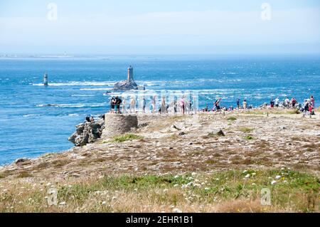 Touristen auf der 'Pointe du Raz' in der Bretagne Stockfoto